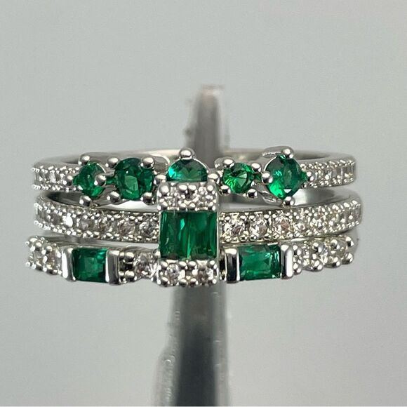 Beautiful 3 Band Stacker Set Green Emerald White Diamond CZ Silver Plated Ring - Picture 5 of 6